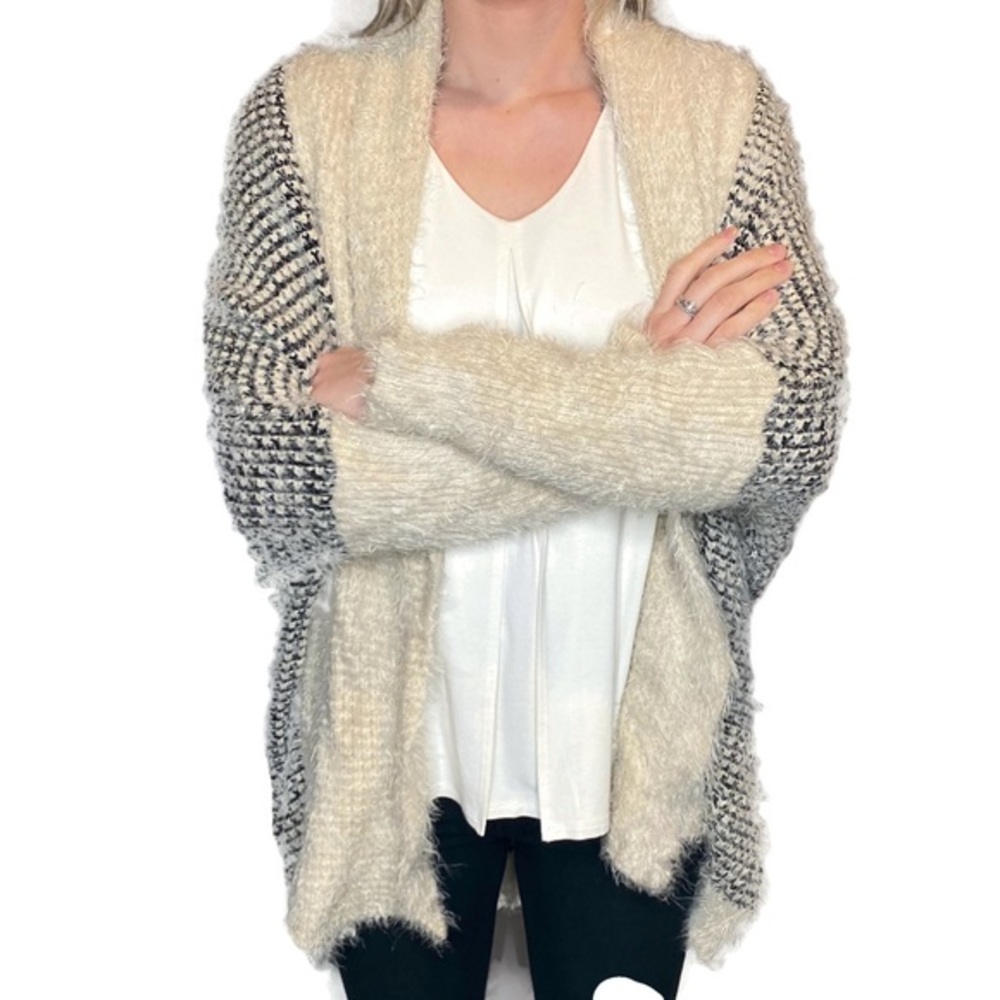 Thereal Oversized Black and Cream Cardigan…